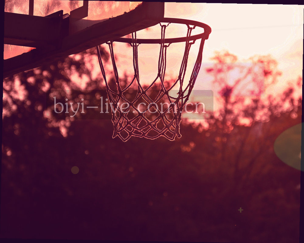 球员起跑瞬间的动态模糊，画面只保留动作轨迹线与地面纹理